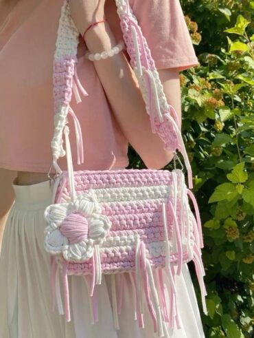 Bolsa de croche com charm de flor.