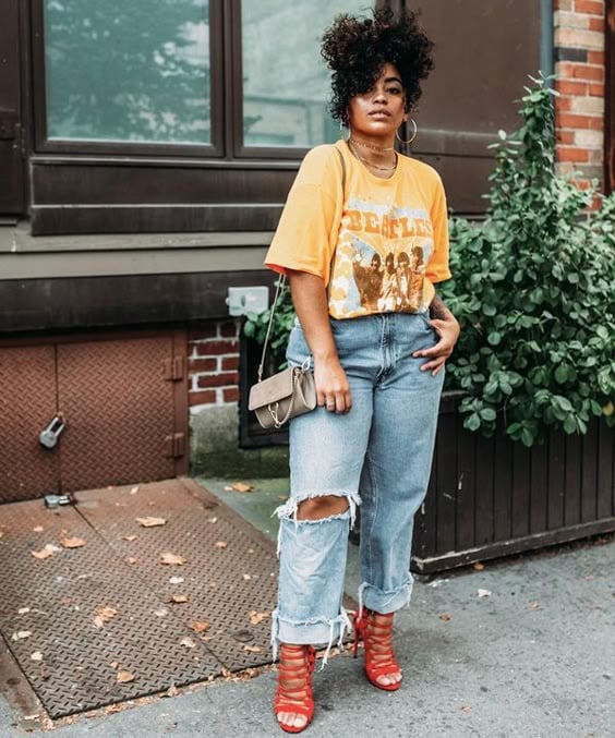 Look com camiseta oversized e calça jeans