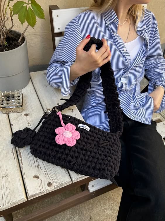 Bolsa de croche com charm de flor.