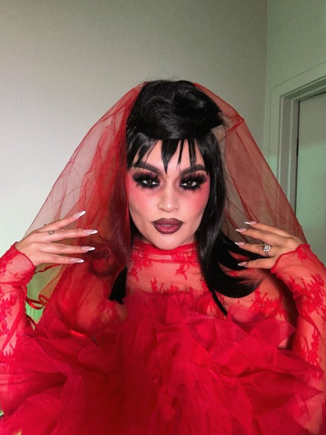 Mulher com fantasia e maquiagem de Lydia Deetz, de Beetlejuice