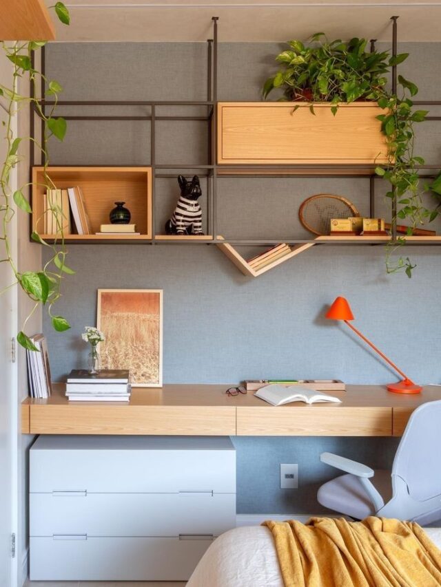 Quarto com prateleiras, com cama, mesa de estudos, prateleiras e quadros