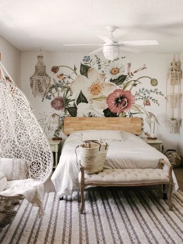 Quarto com ventilador de teto e flores grandes nas paredes