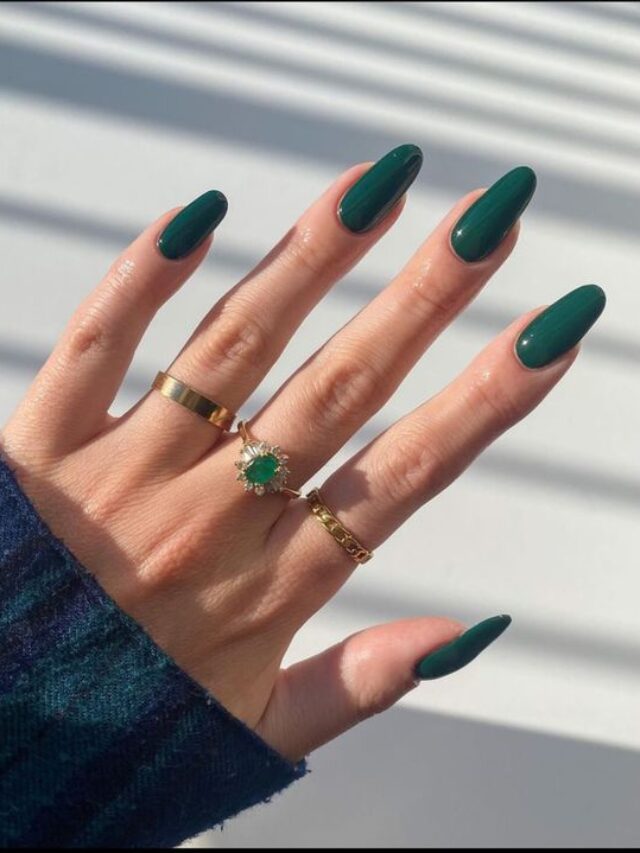 Mão de pele branca, com anéis e unha amendoada verde-musgo