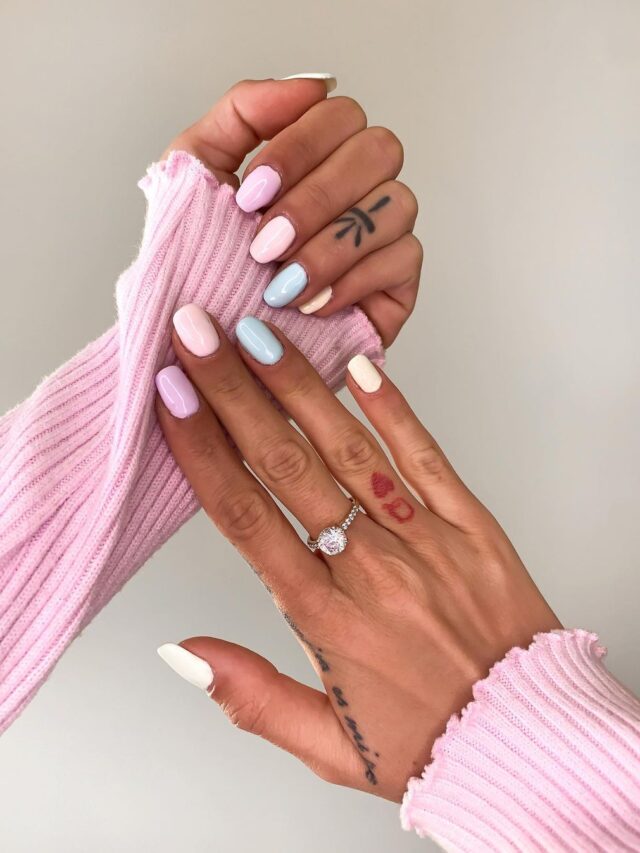 Mãos com anel de brilhando e unha squoval degradê pastel