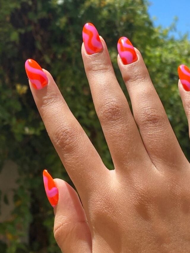 Mão de pele branca com unha amendoada, rosa com esmaltação fluida