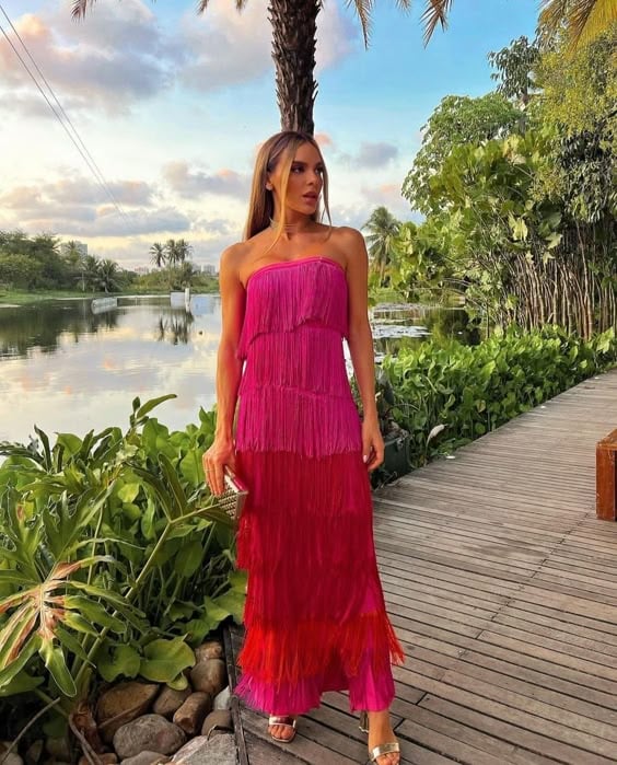 Vestido longo com franja em tonalidade rosa