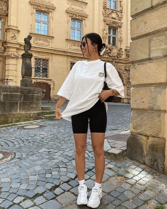 Mulher usando camiseta branca e bermuda ciclista