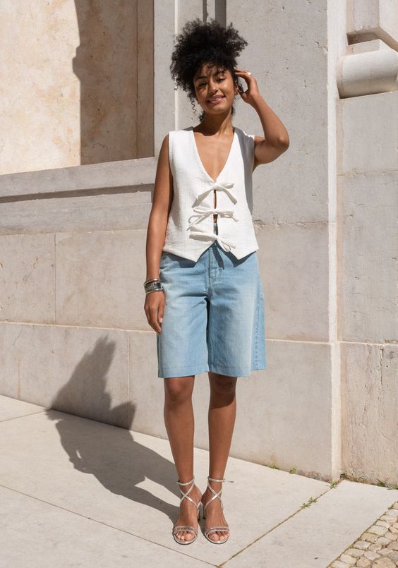 Mulher usando colete e bermuda jeans