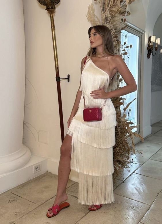 Look com vestido de franja branco