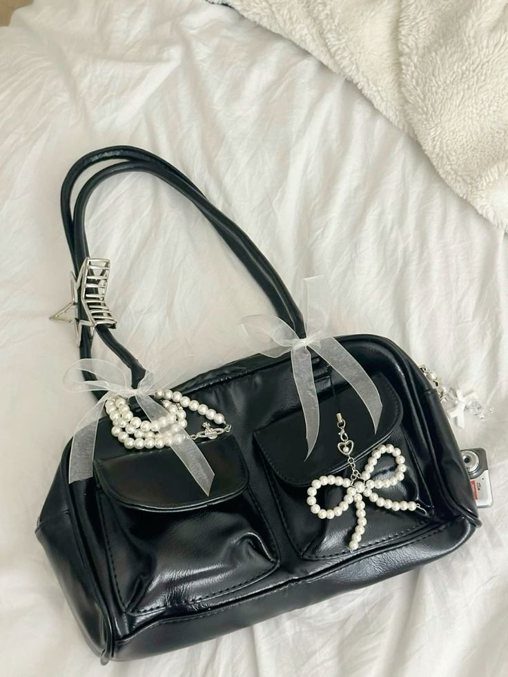 Bolsa preta com bag charms