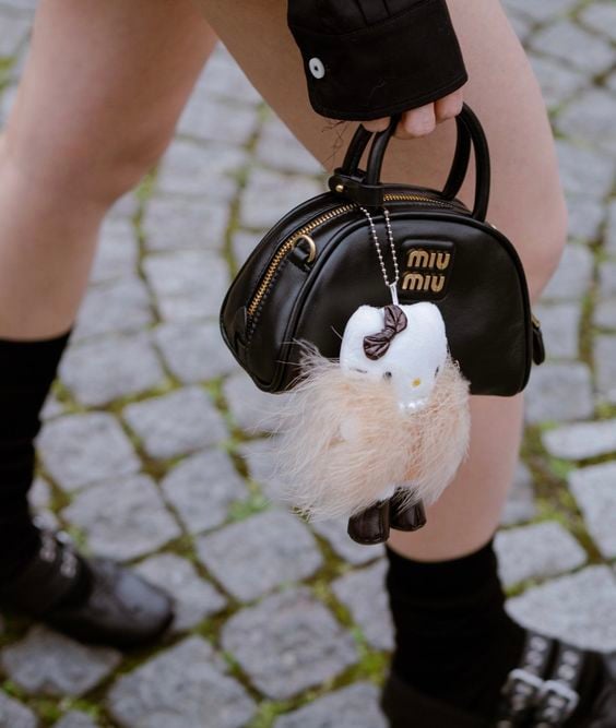 Bolsa da miu miu preta com bag charm da Hello Kity