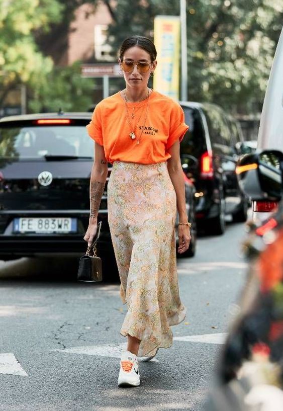 Look com camiseta, saia longa e tênis