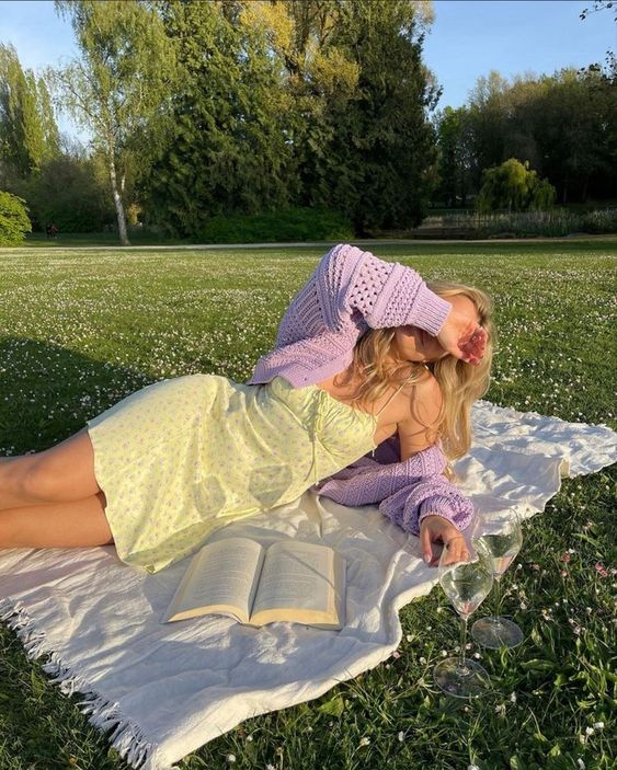 Mulher jovem e magra com vestido amarelo.