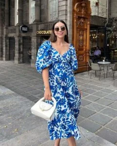 Look com vestido azul estampado