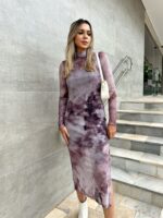Mulher jovem, branca, magra e loira de cabelo médio, usando vestido de segunda pele em tule estampado com bolsa de ombro na cor branca.
