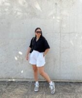 Look com bermuda branca e camisa preta