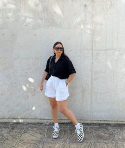 Look com bermuda branca e camisa preta