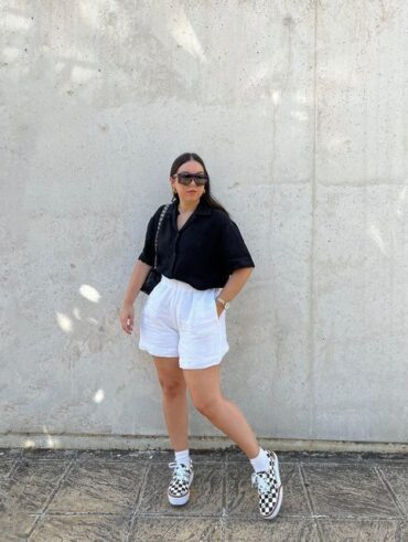 Look com bermuda branca e camisa preta