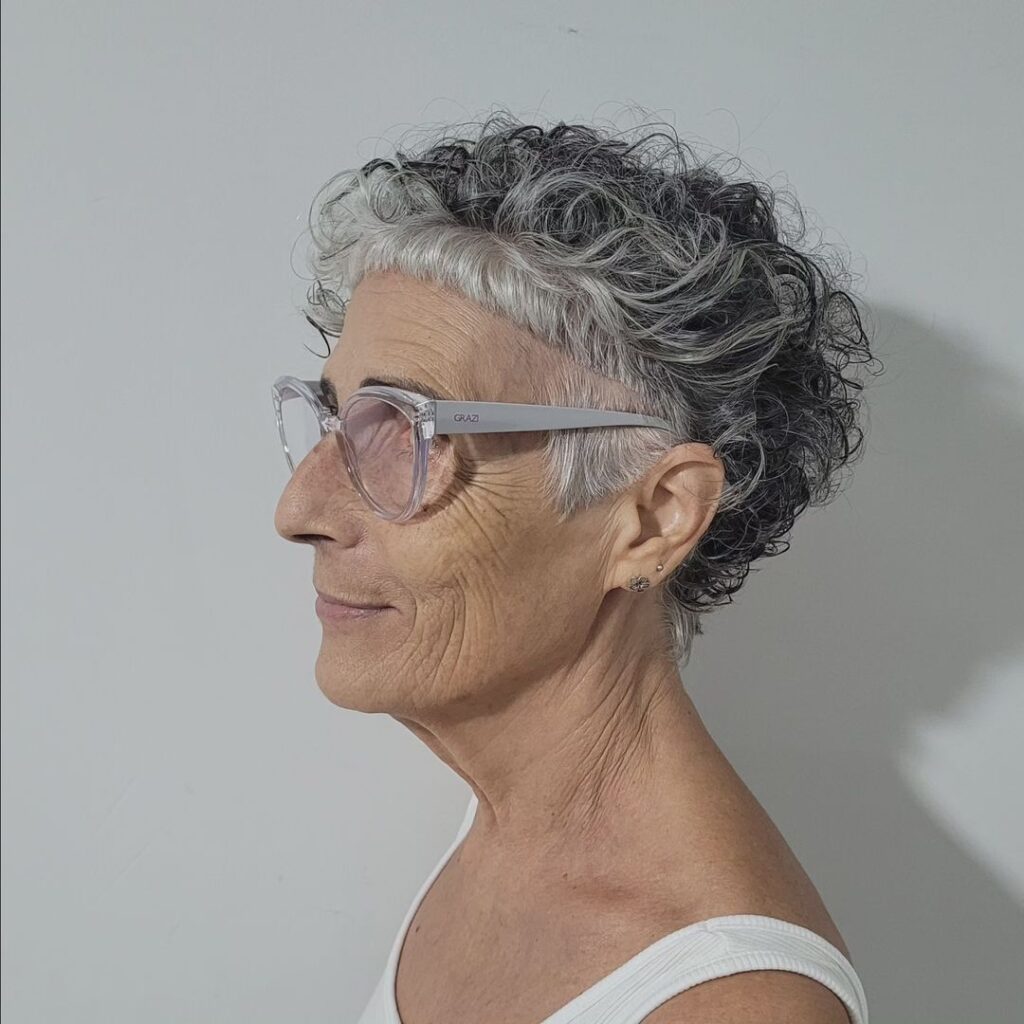 Mulher branca com cabelo bixie, ondulado e grisalho