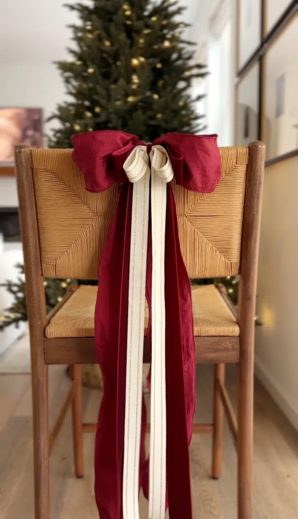 Cadeira com decoração de Natal, com laço
