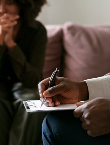 Pessoa em consulta médica ou psicológica, para tratamento de saúde mental