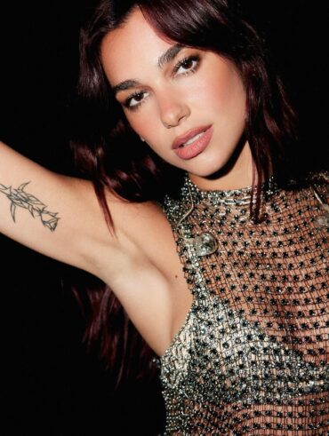 Dua Lipa com regata transparente, cabelo solto e maquiagem leve