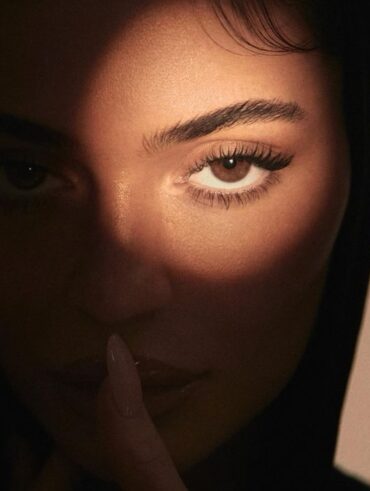 Kylie Jenner, com sombra no rosto e luz apenas no olhar