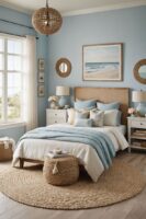 Quarto em azul e branco com tapete redondo e cesto com materiais naturais