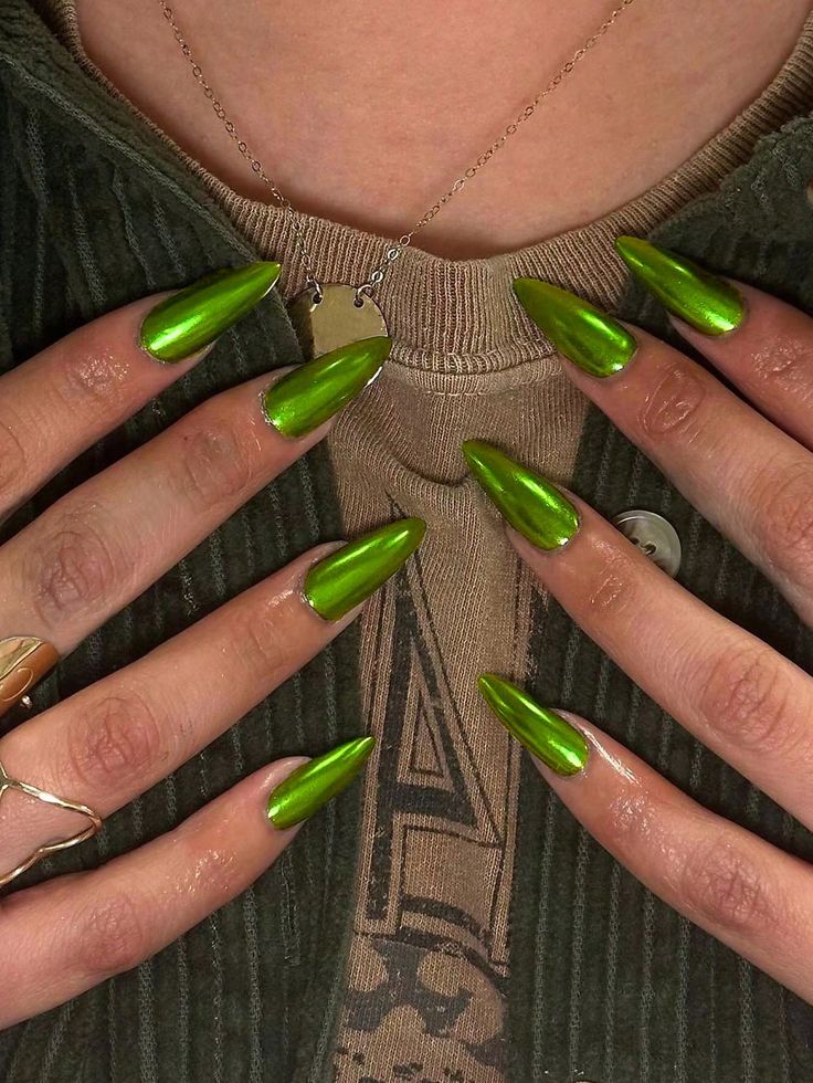 Mãos de pele branca com unha stiletto verde cromado 