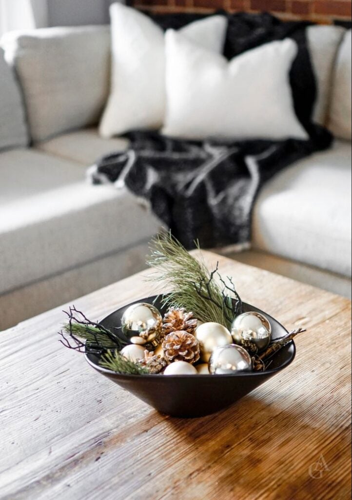Mesa de centro com decoração de bolas natalinas