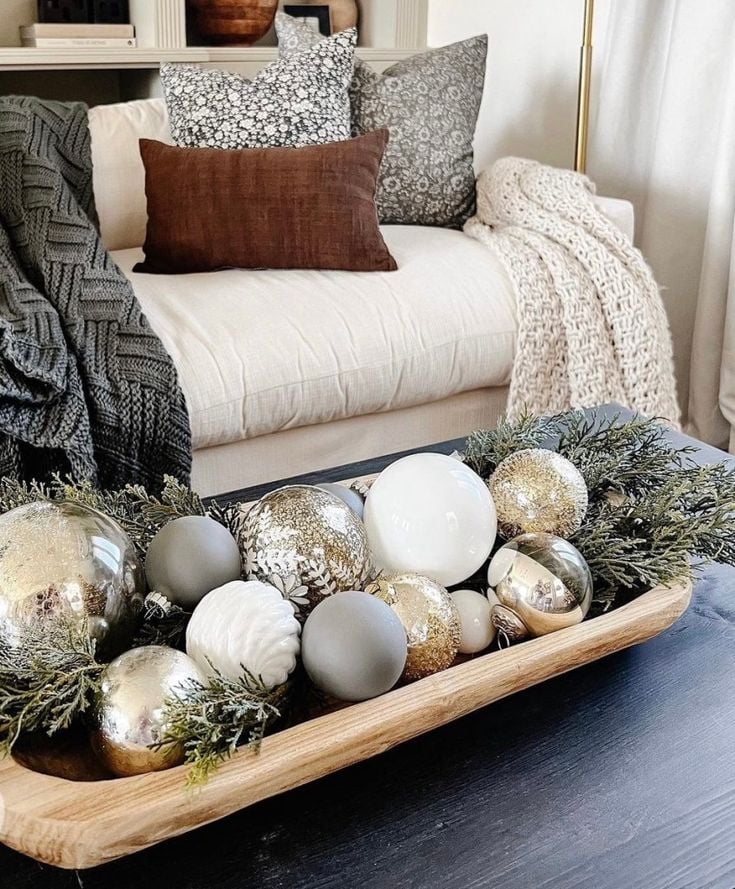 Mesa de centro com decoração de bolas natalinas