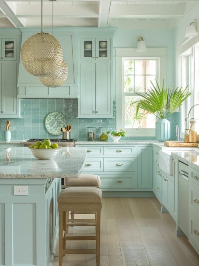 Cozinha toda em verde-menta, com pendentes e banquetas