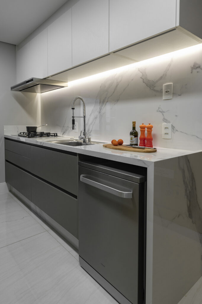 Cozinha em tom de cinza e branco
