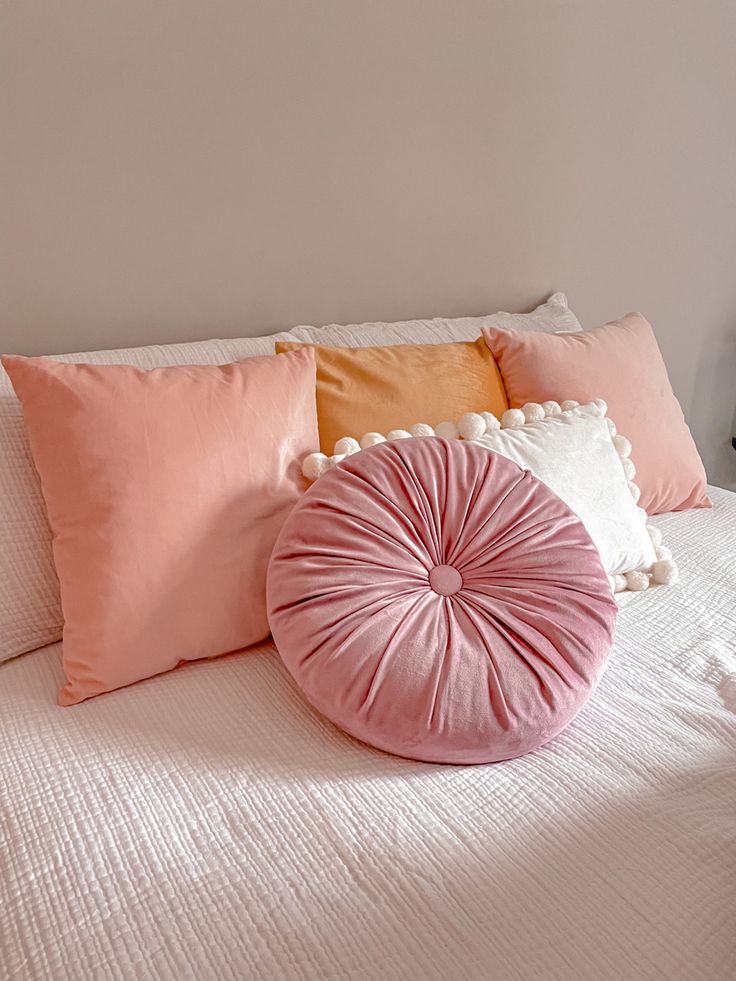 Almofadas decorativas para quarto feminino