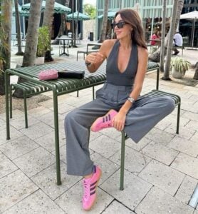 Look cinza com Adidas Gazelle