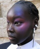 Mulher de pele preta, com blush aura