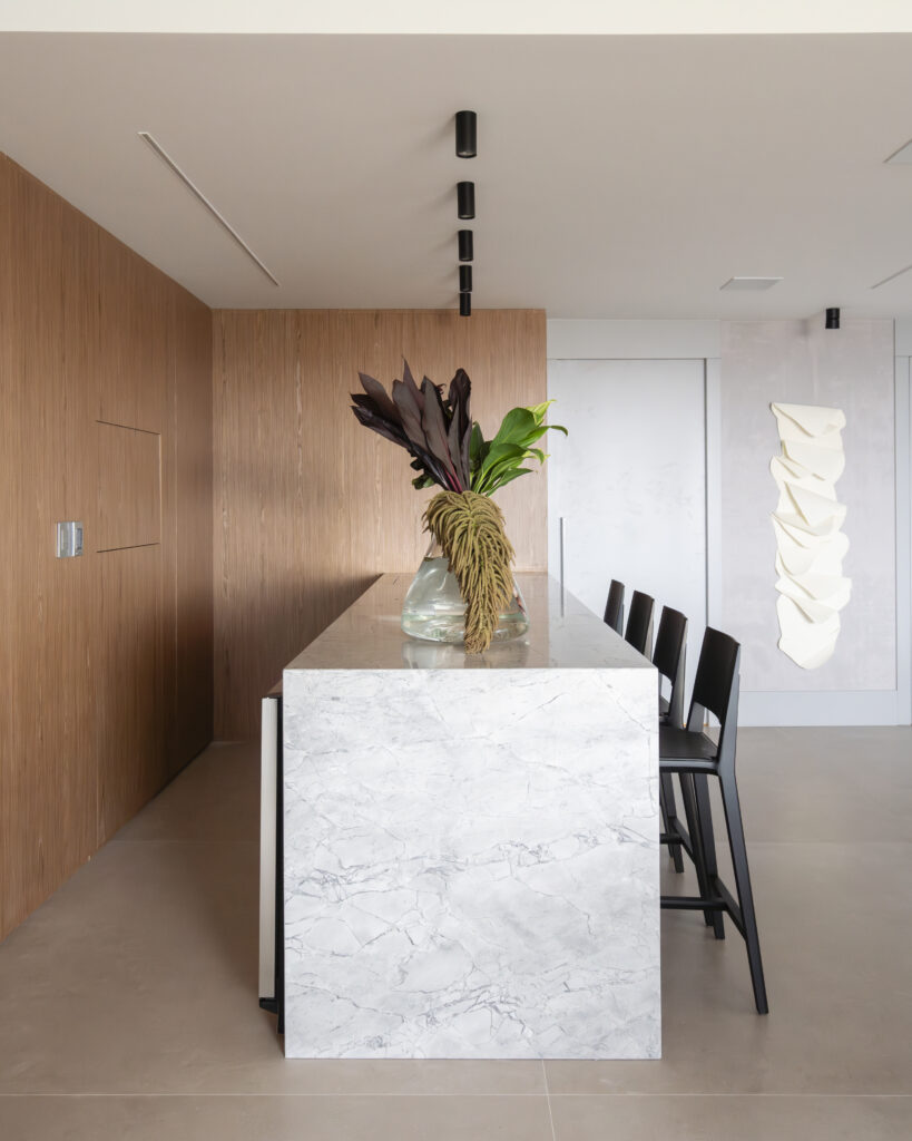 Espaço gourmet com bancada em pedra