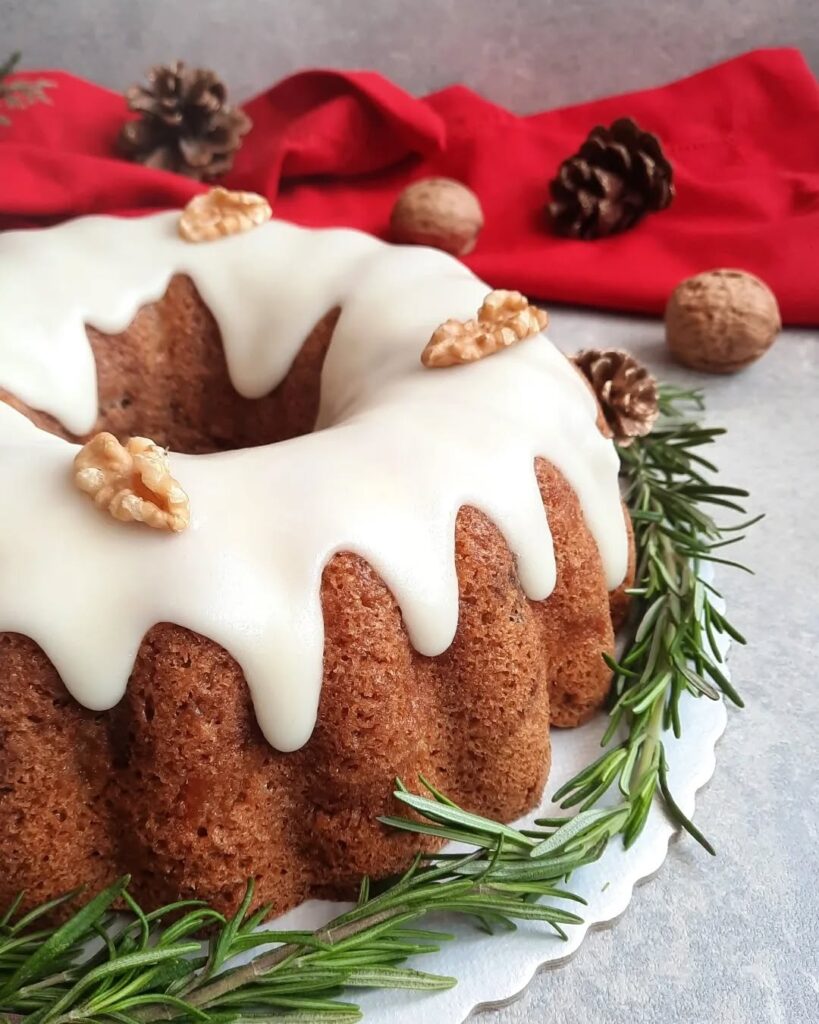 Bolo de Natal decorado com pinhas, nozes e ramos de alecrim