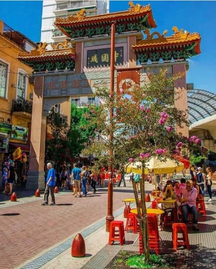 Rua com detalhes da cultura oriental