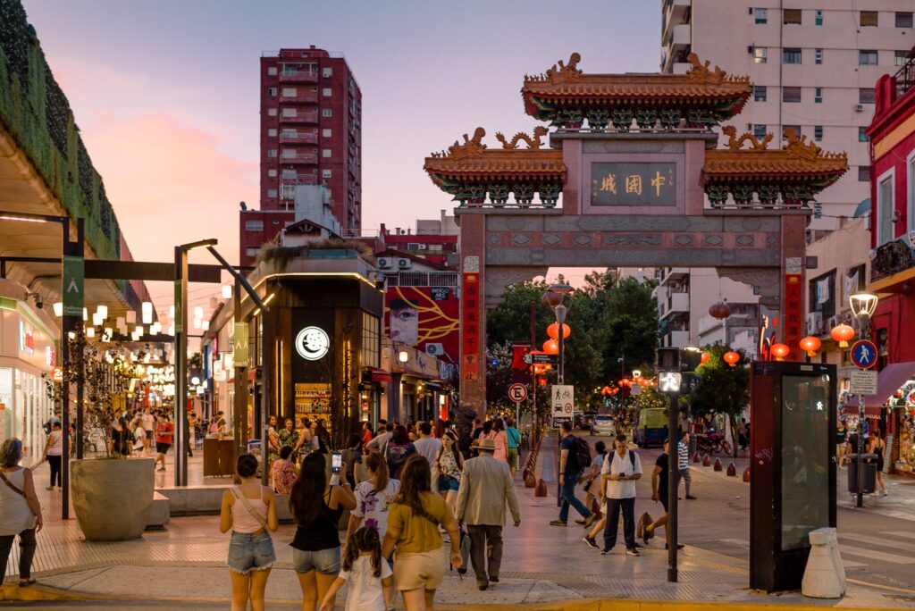 Rua com pórtico e elementos da cultura oriental