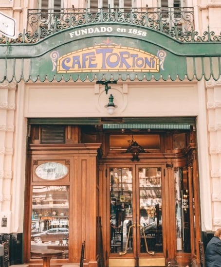 Fachada com portas grandes de madeira