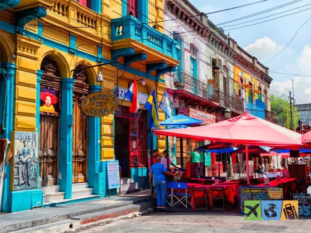 Rua com casas coloridas