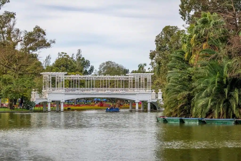 Lago com ponte e muito verde