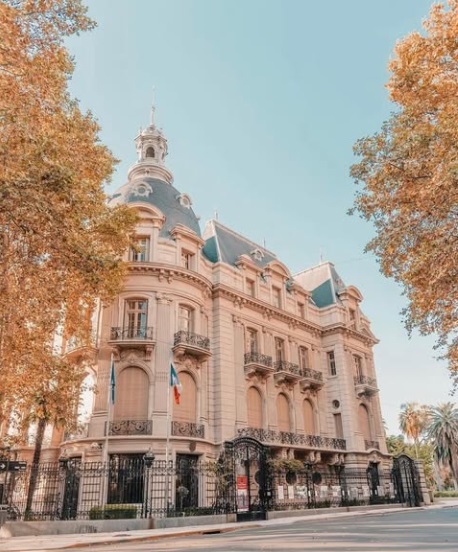 Rua com prédio e arquitetura argentina