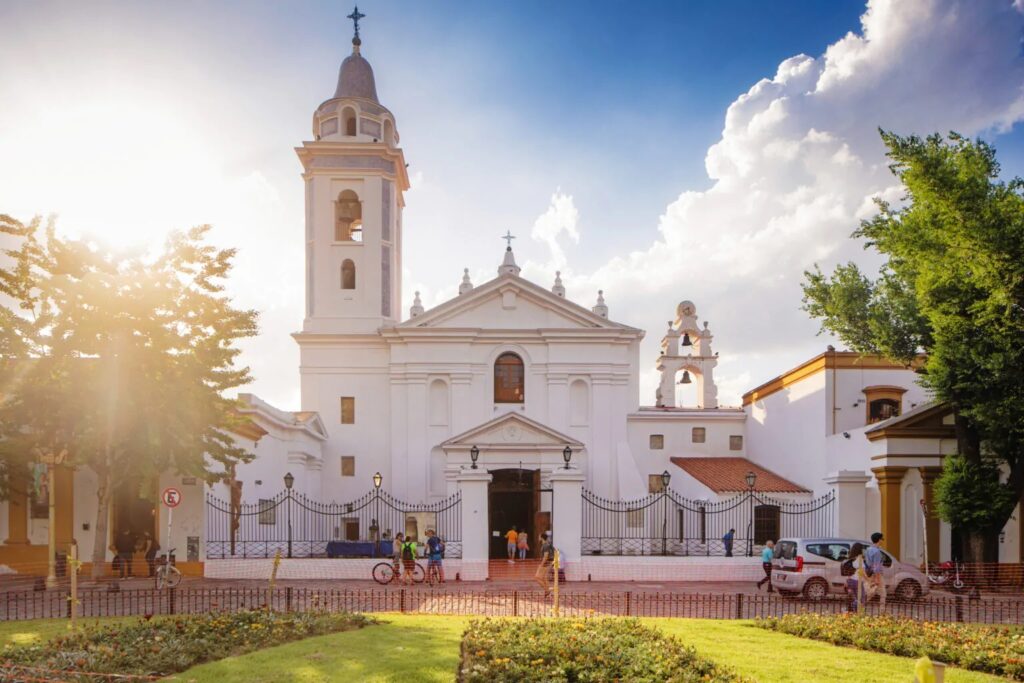Igreja branca com torres