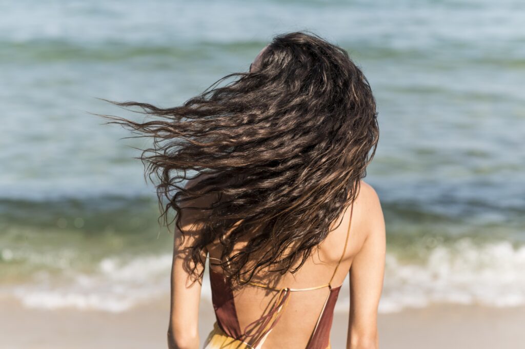 Cuidados com o cabelo no verão: cronograma capilar para a estação