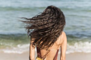 Cuidados com o cabelo no verão: cronograma capilar para a estação