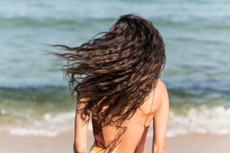 Cuidados com o cabelo no verão: cronograma capilar para a estação
