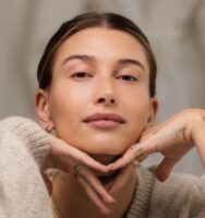 Hailey Bieber com a pele linda e hidratada