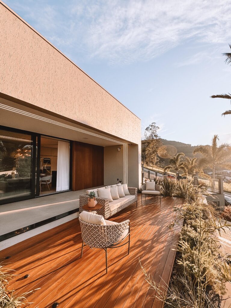 Deck de madeira com vista, com poltronas e sofás